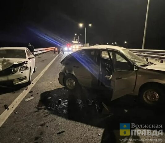 Всё в обломках и масле: 3 взрослых и 4 детей пострадали в лобовом ДТП под Волжским