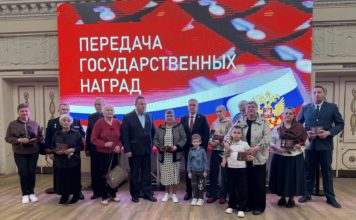 Слёзы скорби и гордости: в Волжском ордена и медали вручили семьям погибших героев