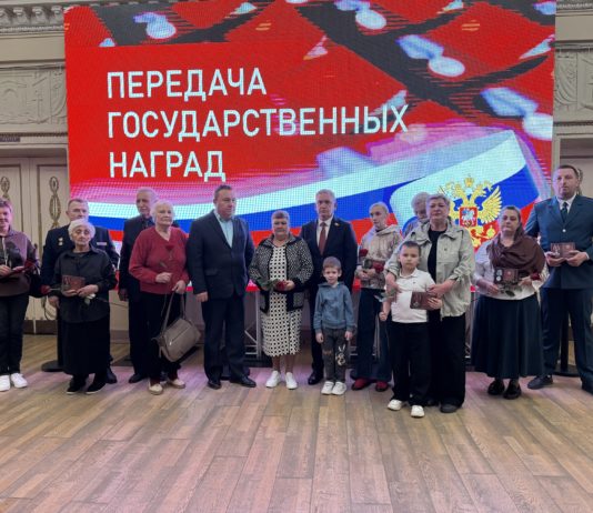 Слёзы скорби и гордости: в Волжском ордена и медали вручили семьям погибших героев