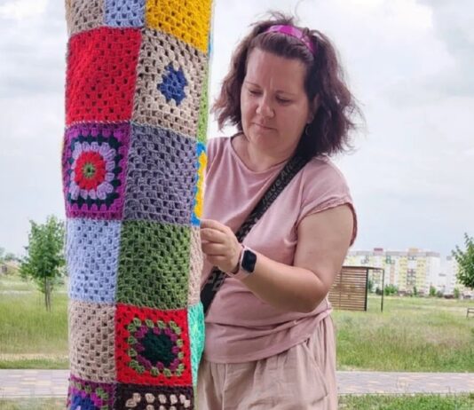 Город ярких деревьев: рукодельница из Волжского запустила челлендж и обвязала тополь