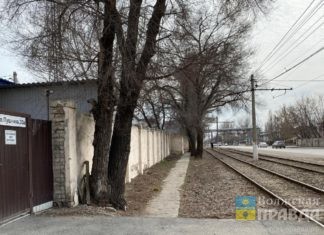 В Волжском приводят в порядок заборы, которые не красят город
