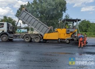 На трех улицах в Волжском укладывают верхний слой асфальта