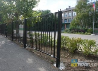 Школу «Зеленый шум» в Волжском оградит забор со знаковыми местами города