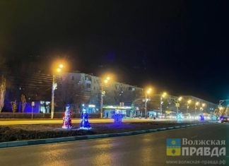 Снежинки, олени, шары: Волжский зажигает новогоднюю инсталляцию