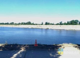 Купальный сезон открыт досрочно: в Волжском 13 июня автомобиль вылетел в канал