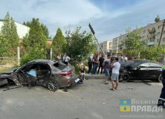 Момент гибели 28-летнего водителя в ДТП на юге Волгограда попал на видео