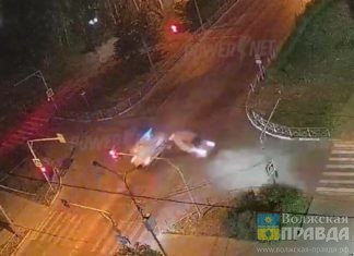 В Волжском автомобиль скорой помощи с больным на борту снес легковушку