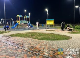 Малолетние вандалы снова отметились на поселковой детской площадке Волжского