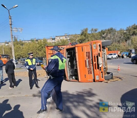 На боку, без лобовухи: в Волжском на карбышевском кольце перевернулся самосвал с грунтом