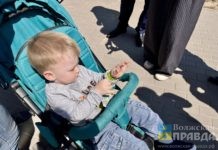 Госавтоинспекторы Волжского и их юные помощники подсветили горожан