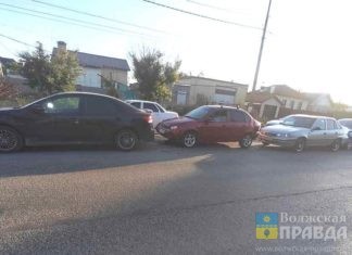 Эффект домино: в Волжском столкнулись сразу 4 авто