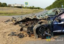 Снесло перед и завалило песком: под Волгоградом «Киа К5» врезался в самосвал