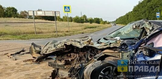 Снесло перед и завалило песком: под Волгоградом «Киа К5» врезался в самосвал