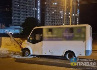 У «Акварели»: в Волгограде маршрутка врезалась в бетонный отбойник, пассажиры в больнице