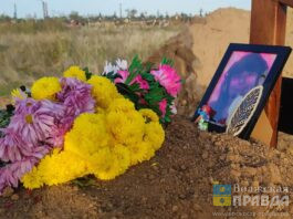 Перо, единорог и кукла: волжанин установил на могилах девушки из холодильника и её отца кресты и венки