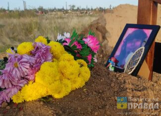 Перо, единорог и кукла: волжанин установил на могилах девушки из холодильника и её отца кресты и венки