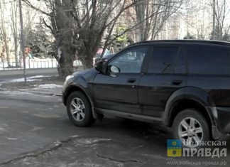 В Волжском жители 21-го микрорайона ждут ремонта дворовой дороги