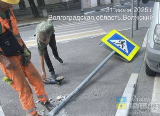 Мэрия Волжского ищет водителя, сбившего дорожный знак
