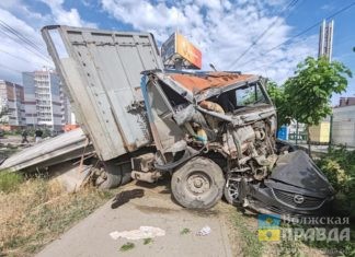 МАЗ наехал на Мазду: в Волгограде грузовик снёс лавку и врезался в легковую