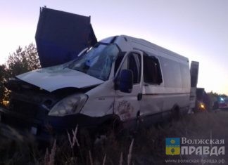 Полфургона на капоте: в Волгоградской области микроавтобус протаранил многотонник