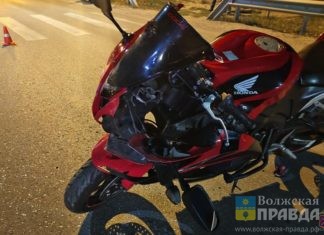 В Волжском напротив оптовки «Лада Приора» снесла мотоциклистку на «Хонде»