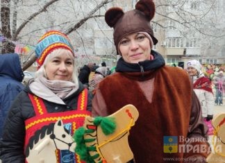 Хоббихорсинг, Бабушка Яга и хоровод с Пищалочкой: 8-й округ Волжского отпраздновал «Ёлку в русском стиле»