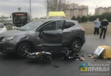 Раздавленные продукты: в Волгограде 40-летняя автоледи снесла доставщика