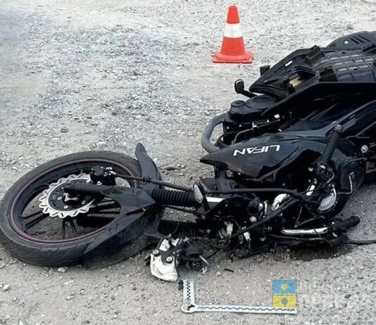 Согнуло руль, снесло подушку: в Волжском в лобовом ДТП разбился 18-летний мотоциклист без прав