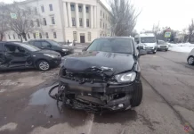 На глазах у суслика: в Волжском автоледи на «Kia» забодала «Touareg» и попала в больницу