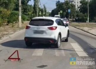 У «качалки»: в Волгограде водила на кроссовере снёс взрослого и ребёнка