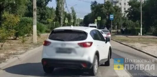 У «качалки»: в Волгограде водила на кроссовере снёс взрослого и ребёнка