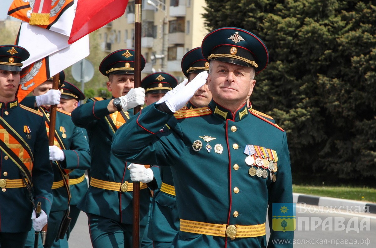 9 мая на главной площади Волжского: военная техника и парадные расчёты |  09.05.2022 | Волжский - БезФормата