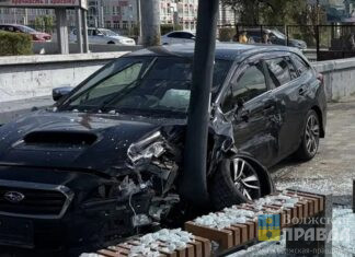 Крошево из стекла и сбитая лавочка: в Волгограде «Субару Леворг» протаранил остановку