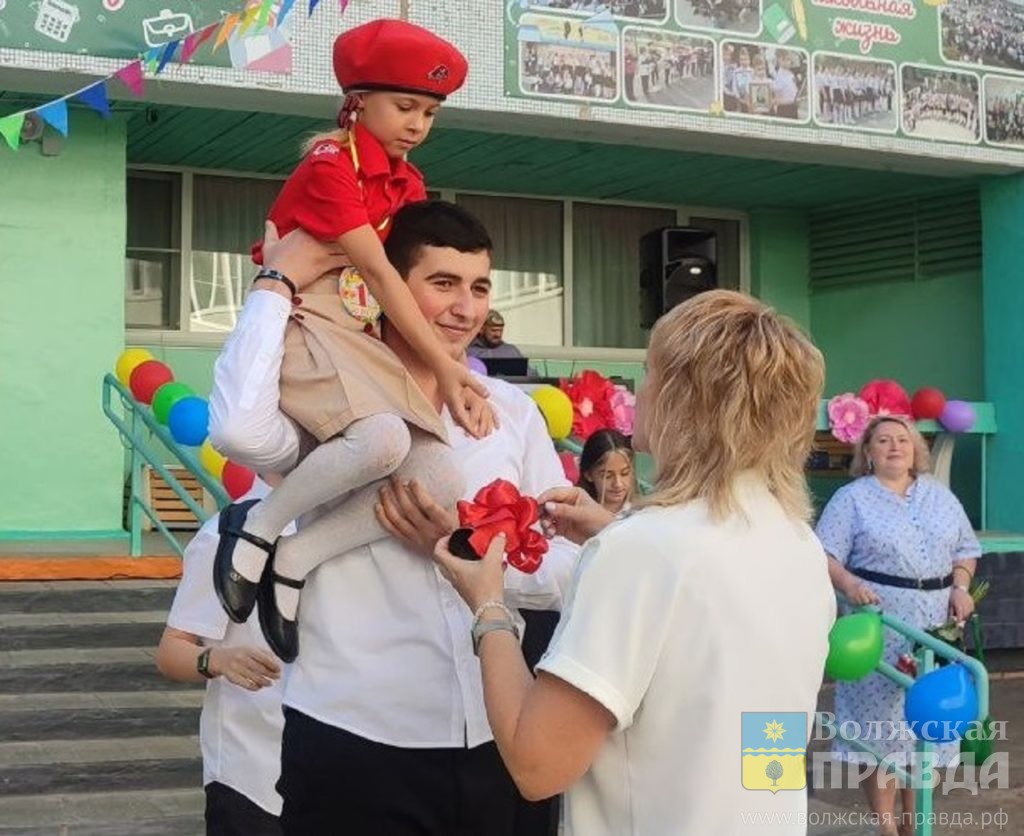 Самолетики, Незнайка и «Голубь мира»: в 28-й школе Волжского прозвенел  первый звонок | 01.09.2023 | Волжский - БезФормата