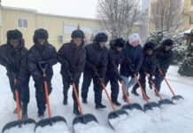 От пальм до сугробов: студенты из Руанды впервые взяли в руки лопаты и расчистили снег в Волгограде