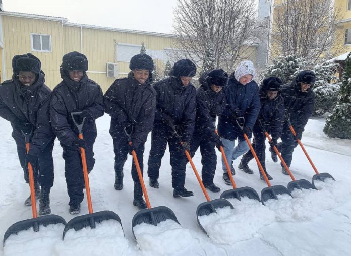 afrikanczy-na-uborke-snega