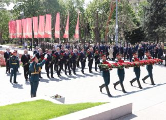 На Аллее Героев в Волгограде торжественно зажгли Вечный огонь