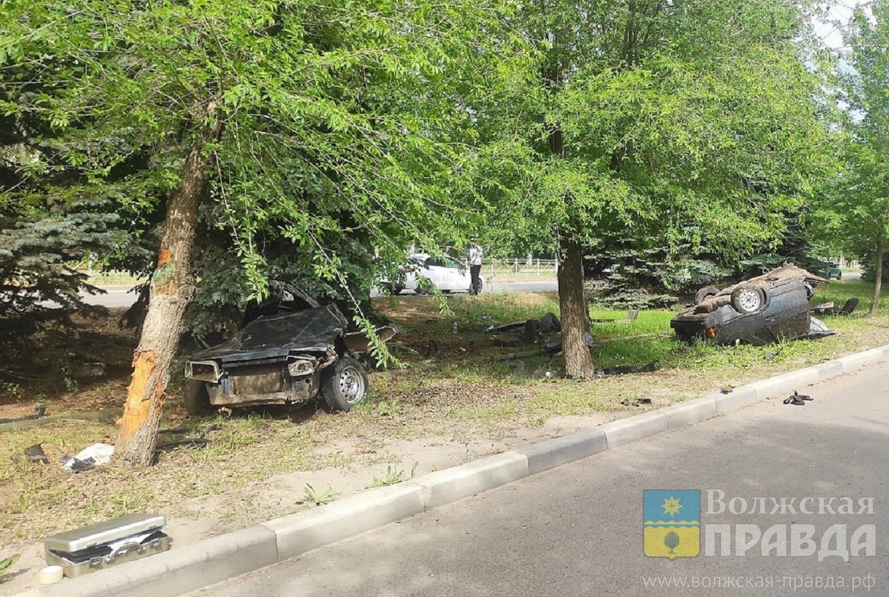 Двое погибших, двое тяжелых, машина - пополам: в Волжском четверо  подростков на 99-й врезались в дерево | Новости Волжского - Волжская правда