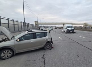 В Волжском в результате ДТП с участием «Газели» и «Рено» пассажира отправили с больницу