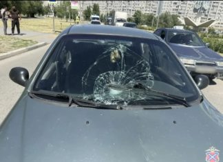 С многочисленными переломами: 19-летний волжанин сбил на зебре женщину
