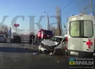 «Калина» под самосвалом, «Kia Rio» без капота: у волжского «Добростроя» два серьёзных ДТП