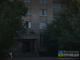 В общежитии Волжского нашли тело мужчины с множеством ножевых