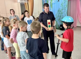 Госавтоинспекторы Волжского и отряд ЮИД рассказали малышам про дорожные ловушки