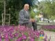 В Волжском 95-летний озеленитель преобразил родной двор