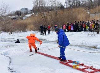 Жителям Волжского напоминают о мерах безопасности на льду