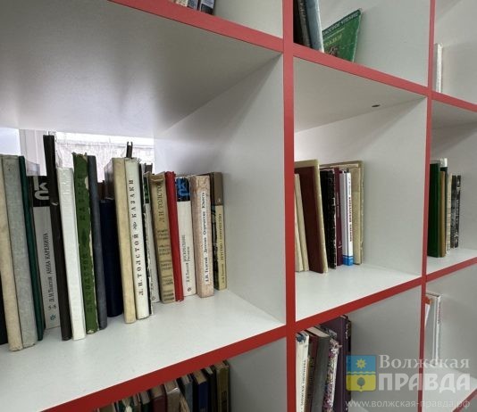 Для детской модельной библиотеки в Волжском купили интерактив и 60 стеллажей