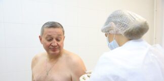 Глава региона Андрей Бочаров прошел вакцинацию от гриппа