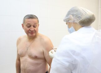 Глава Волгоградской области Андрей Бочаров прошел вакцинацию от гриппа