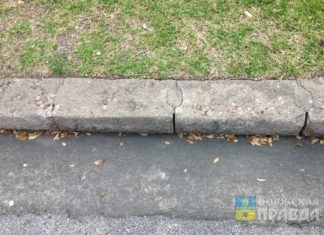 В Волжском приступили к замене бордюров на тех дорогах, которые будут реконструированы в этом году