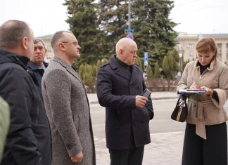 Глава Волжского проинспектировал проблемные участки старой части города